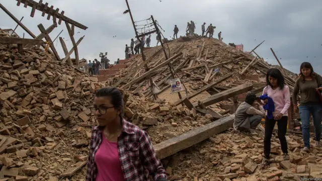 Число жертв разрушительного землетрясения достигла почти двух тысяч. Непальские власти признают, что эта цифра не окончательная и число погибших может значительно возрасти.