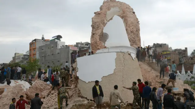 В Катманду рухнула знаменитая 60-метровая башня Дхарахара, построенная в 1832 году и входившая в список архитектурного наследия ЮНЕСКО. 