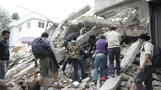 Мировое сообщество откликнулось предложением помочь властям Непала справиться с последствиями землетрясения, направить в зону бедствия специалистов и гуманитарную помощь 