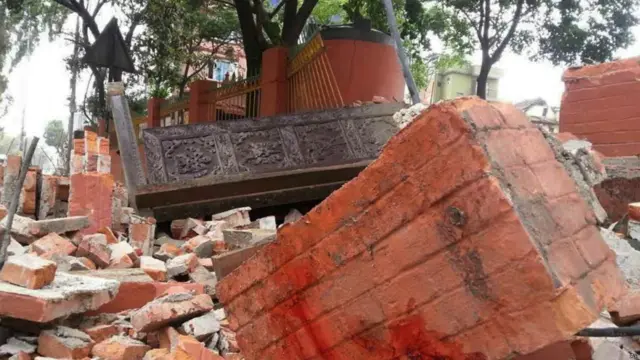 Очевидцы в Непале сообщают о множестве разрушенных зданий в долине Катманду, провалах на дорогах, обвалах и оползнях.