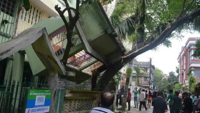 Удары стихии ощущались в Индии (на фото), в Бангладеш и Тибете.