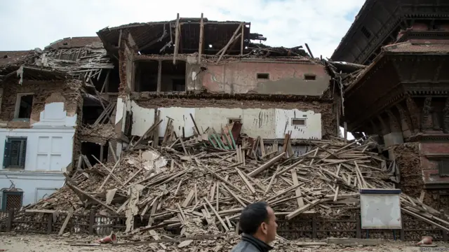 На площади Дурбар находились индуистские памятники и древние храмы.