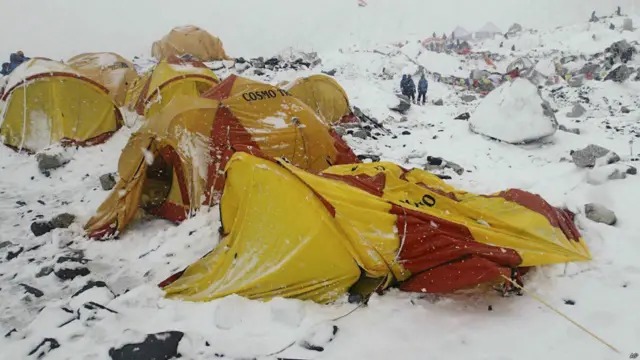 Землетрясение вызвало сход лавин на Эвересте. Известно о 10 погибших альпинистах. Власти опасаются, что число жертв возрастет, так как под снежными завалами оказалась часть базового лагеря альпинистов, где могли находиться около 1000 человек.