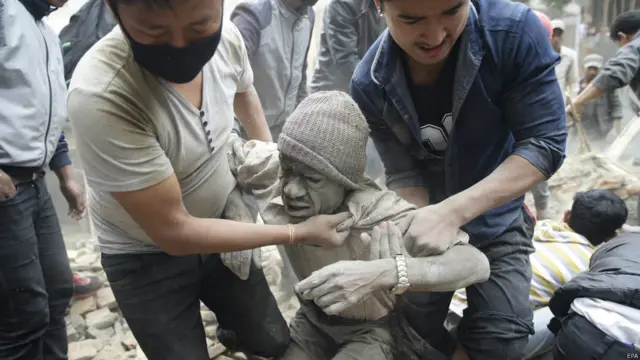 Тысячи человек получили серьезные угрожающие жизни травмы, и многие по-прежнему находятся под разрушенными зданиями.