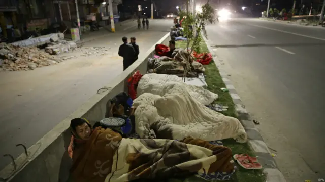 Ночь после землетрясения многие люди провели под открытым небом.