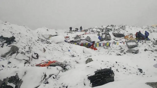В базовом лагере Эвереста находилось около 1000 человек в момент схода лавины