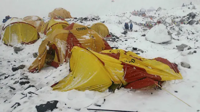 珠峰南坡大本營雪崩後損毀情況（Azim Afif 提供圖片25/4/2015）