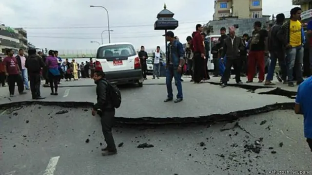 नेपाल में टूटी सड़कें