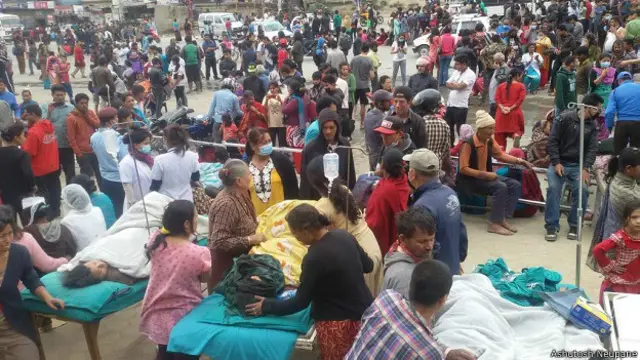 नेपाल में खुले में इलाज करवाते भूकंप में घायल लोग