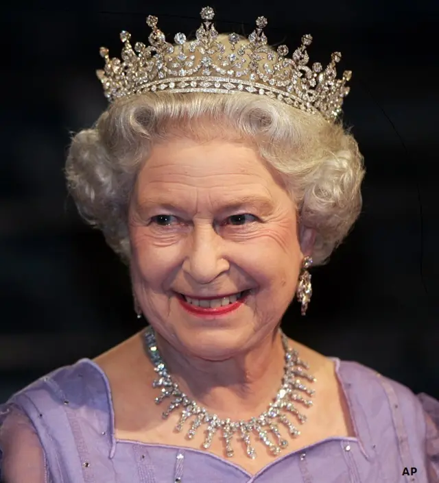 हीरे के मुकुट के साथ रानी एलिज़ाबेथ