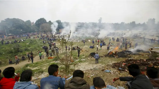 سنیچر کو نیپال میں آنے والے زلزلے میں ہلاک ہونے والوں کی آخری رسومات کا دلدوز منظر۔ اس زلزلے میں تازہ اطلاعات کے مطابق تقریبا دو ہزار افراد ہلاک ہوئے ہیں۔