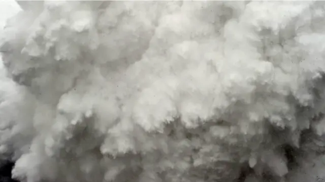 ایورسٹ کی جانب سے برف کے تودے گرنے کی یہ تصویر کوہ پیماؤں کے بیس کیمپ سے لی گئی ہے اور اطلاعات کے مطابق اس میں جزوی طور پر بیس کیمپ اس کی زد میں آیا ہے۔