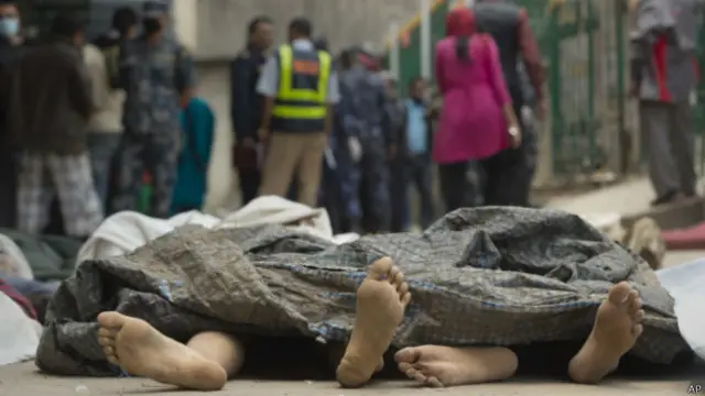 最新的统计数据显示，在周六7.8级地震后的24小时，已有超过2100人丧生，至少有4500人在地震中受伤。