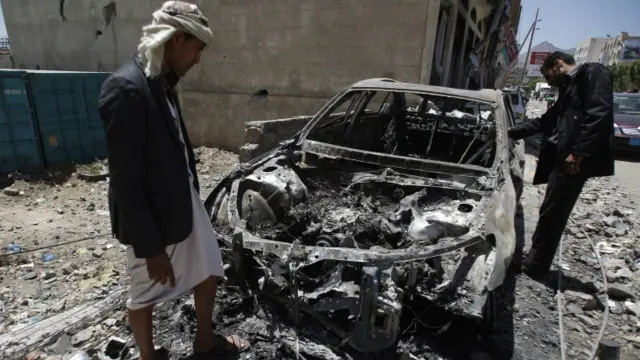 سيارة دمرت في هجوم لقوات التحالف بقيادة السعودية