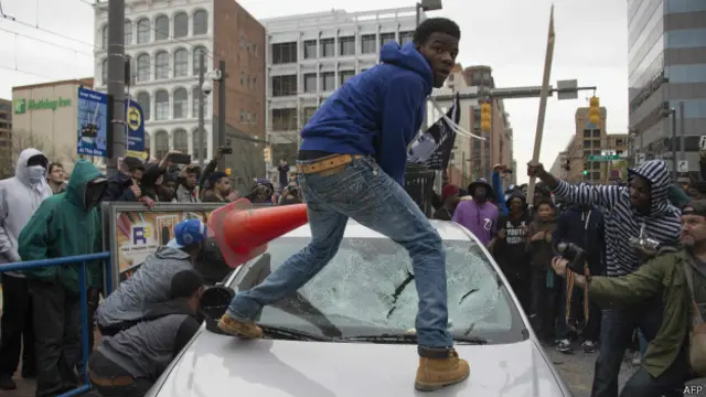 Wali Kota Baltimore memerintahkan jam malam selama satu pekan yang dimulai setiap pukul 22.00-05.00 sejak Selasa (28/04).