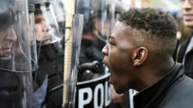 Des violences ont éclaté à Baltimore lundi, quelques heures après l'enterrement de Freddie Gray, jeune homme mort des suites d'une arrestation musclée.