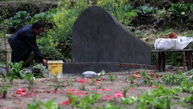 چین کے دیہاتوں میں مرنے والے کی آخری رسومات میں زیادہ سے زیادہ لوگوں کی شرکت معاشرے میں اس گھرانے کے لیے اعزاز کی بات سمجھی جاتی ہے