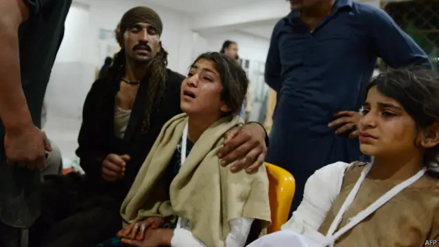 بارش اور تیز آندھی سے پشاور شہر میں اب تک 16 افراد ہلاک ہوئے ہیں اور 62 افراد کے زخمی ہونے کی اطلاعات ہیں