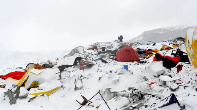 ایک کوہ پیما گائے کوٹر نے کہا: ’مجھے معلوم ہے جن ٹیموں کو براہ راست نقصان نہیں پہنچا ہے ان کا خیال ہے کہ وہ اس سفر کو پورا کریں۔