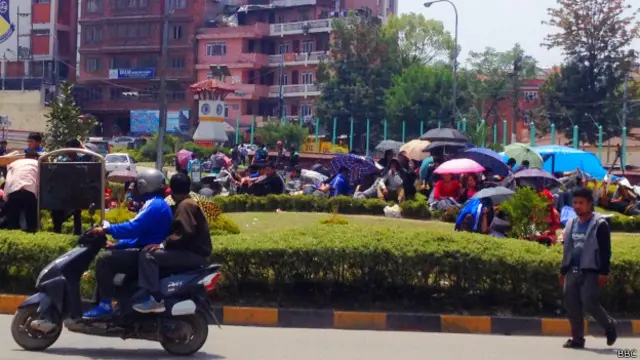 सड़कों पर रह रहे लोग