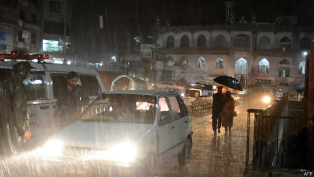 تیز ہواؤں اور ژالہ باری کے نتیجے میں بہت سی گاڑیوں کو بھی نقصان پہنچا ہے