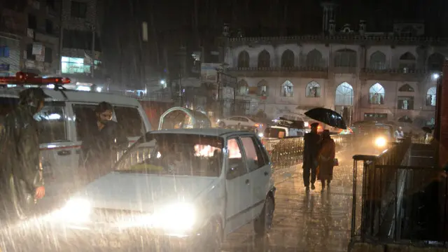 کراچی میں جمعرات سے لے کر اتوار تک شدید بارشوں کا امکان ہے( فائل فوٹو)