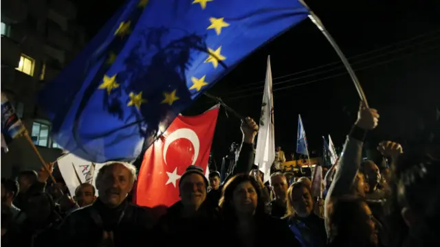 ان کے حامیان بڑی تعداد میں سڑکوں پر جشن منانے کے لیے نکل آئے