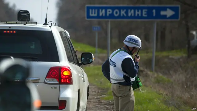 Наблюдатель ОБСЕ у указателя на Широкино 16 апреля 2015 года