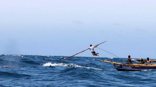 Los intrépidos pescadores que usan bote de remos y arpones para cazar  ballenas - BBC News Mundo