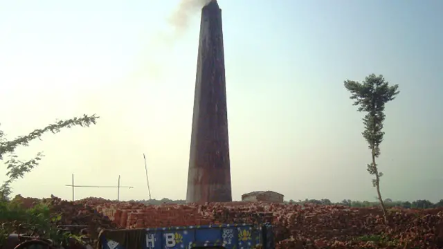 सोलहानी गांव में ईंट भट्ठी की टूटी चिमनी