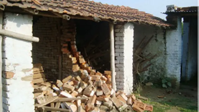 सुपौल के एक गांव में टूटी दीवार