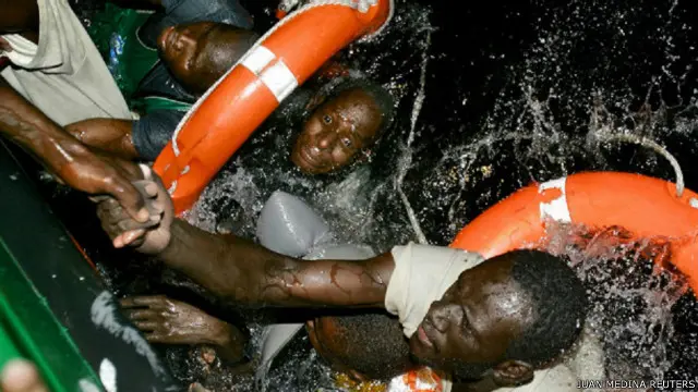 Para migran yang tenggelam saat berupaya menyeberangi Laut Mediterania diabadikan fotografer.