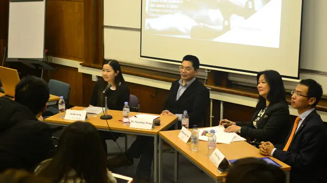 王晓兵（左二）在中国商业周论坛上与听众互动