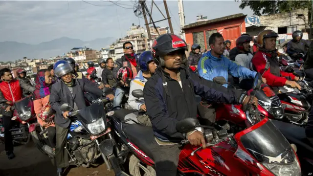 گیس سٹیشن پر بھی موٹر سائیکل سواروں کی بڑی تعداد قطار میں نظر آ رہی ہے۔