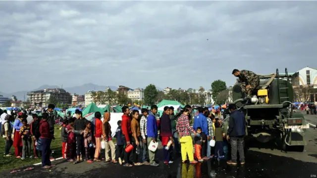 نیپال میں پانی وبجلی کے نظام کی بحالی جزوی طور پر ہو رہی ہے تاہم پینے کا پانی حاصل کرنے کے لیے لوگوں کو قطار میں دیکھا جا سکتا ہے۔