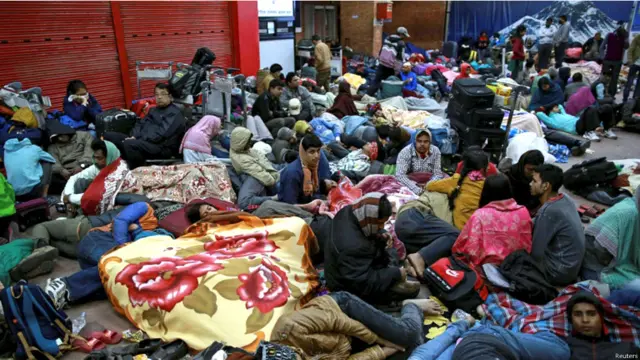 کھٹمنڈو ایئر پورٹ پر لوگ اپنی پرواز کے منتظر ہیں اور رات ایئر پورٹ سے باہر کھلے میں بسر کی۔