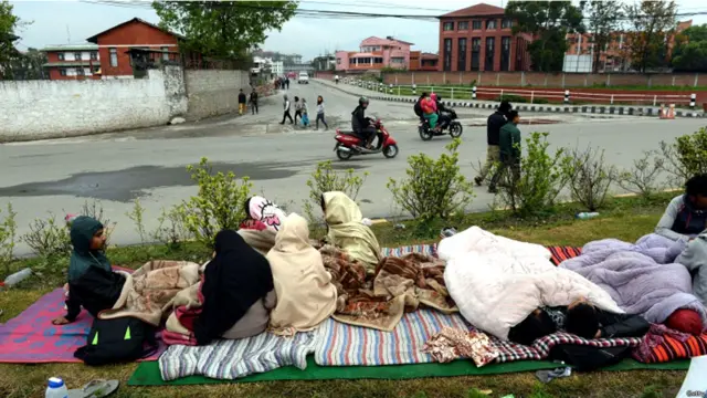 بعض خاندانوں نے تو اپنے گھر کے باہر سڑک پر ہی رات بسر کرنے میں عافیت جانی۔