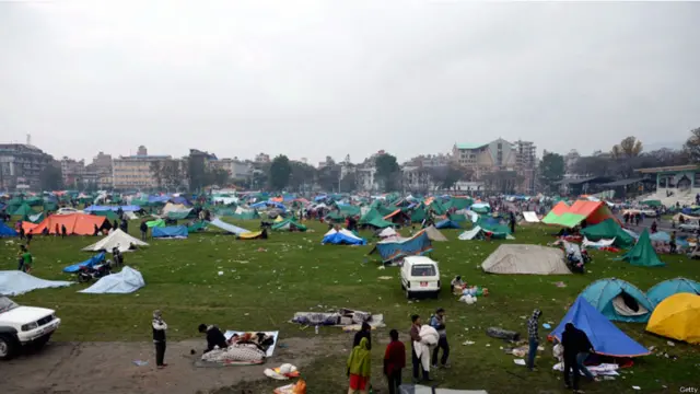 نیپال کے دارالحکومت کھٹمنڈو میں لوگ گھروں کے بجائے میدانوں میں خیمہ زن ہو گئے۔