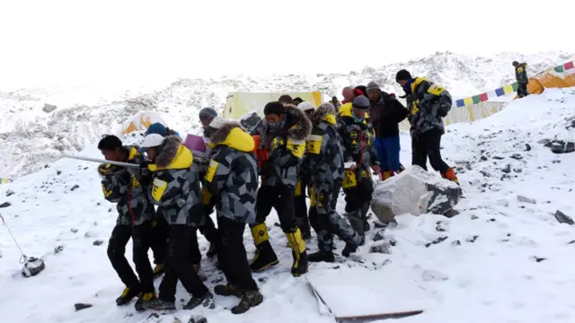 ایورسٹ کو سر کرنے کے لیے سینکڑوں کوہ پیما بیس کیمپ پر تھے ان میں سے ایک درجن سے زیادہ افراد ہلاک ہو چکے ہیں اور دیگر کو بچانے کی کوششیں جاری ہیں۔