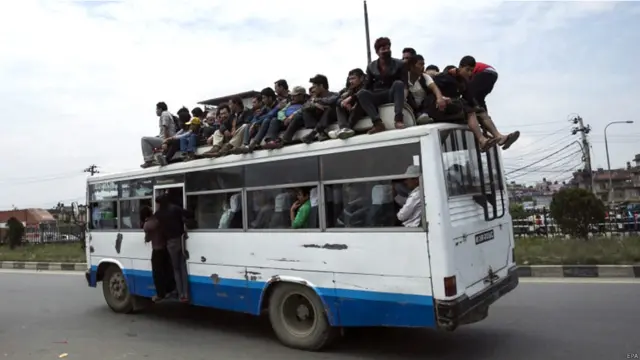 بھارت کے لوگ بڑی تعداد میں نیپال میں کام کرتے ہیں مگر اپنے گھروں کو لوٹنا اس وقت ان کی سب سے بڑی خواہش ہے۔