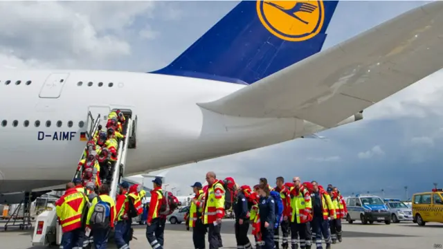 زلزلہ کے متاثرین کے لیے ساری دنیا بھر کے متعدد ممالک نے امداد کا وعدہ کیا ہے یہاں جرمن طیارے سے اترتے ہوئے امدادی ٹیم کو دیکھا جا سکتا ہے۔