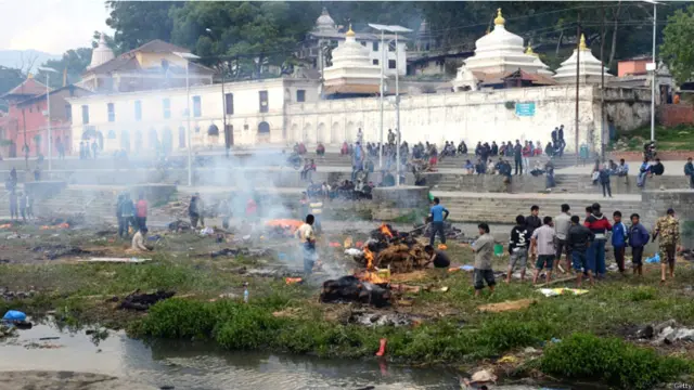 ہلاک ہونے والوں کی آخری رسومات کے مناظر شہر اور اس کے مضافات میں عام دکھائی دے رہے ہیں۔