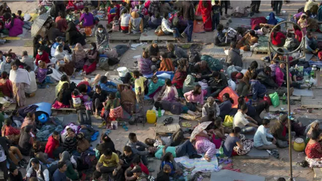 ہزاروں افراد نے کھلے آسمان تلے رات بسر کی اور وہ گھر کے اندر جانے سے خوف زدہ ہیں۔