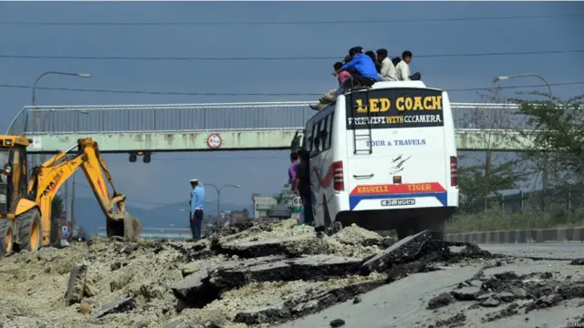 زلزلے کے بعد بڑی تعداد میں لوگ شہر چھوڑ کر جارہے ہیں۔