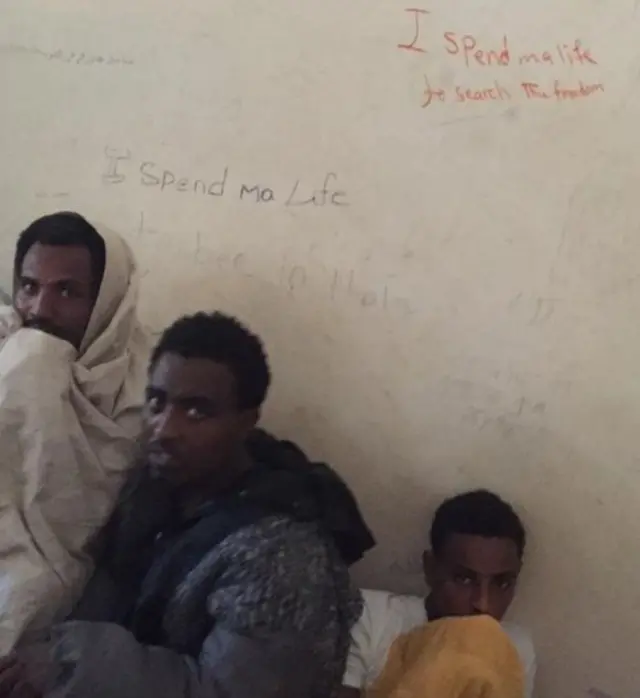 利比亚监狱内移民的涂鸦：我用一生来寻找自由，我用一生前往意大利。