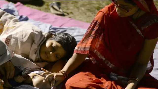 3 binden fazla kişiyi öldüren depremin artçı sarsıntıları yüzünden onbinlerce kişi dışarıda gecelemek zorunda kaldı. 