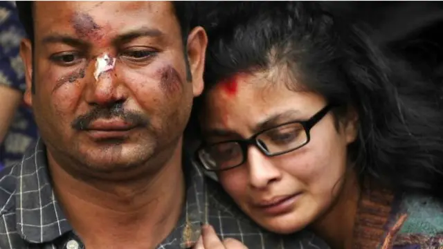 Depremde ölenler için toplu cenaze törenleri düzenlendi, naaşlar yakıldı. 