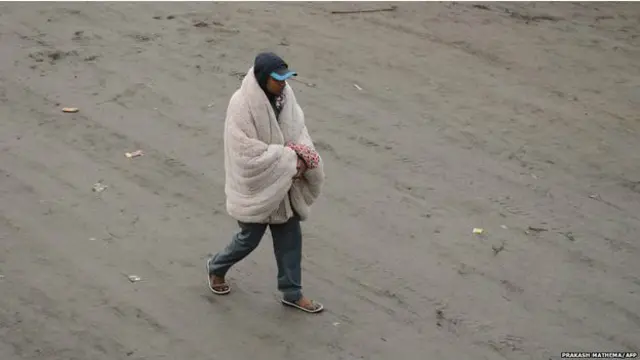 Başkent Katmandu ve ülke genelinde, soğuk ve yağışlı havaya karşın insanlar geceyi dışarıda geçirdi. Felaket bölgesinde ilaç sıkıntısı da yaşanıyor. 