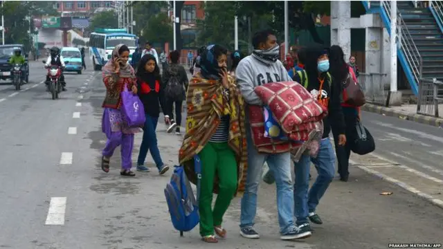 Şoke olan ve yorgun düşen depremzedeler kendilerini artçı sarsıntılara hazırlıyor. 