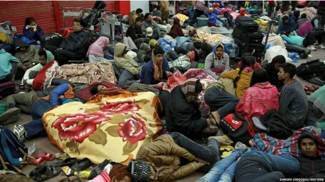 Çok sayıda kişi, ülke dışına bir uçak bulabilmek umuduyla geceyi Katmandu Havaalanı'nın gidiş terminalinin önünde geçirdi. 